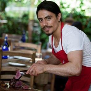 Nusret G&ouml;k&ccedil;e kimdir? Aslen nerelidir ve yaşı ka&ccedil;tır?