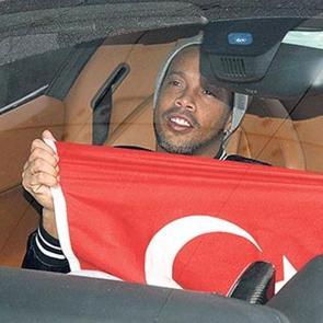 D&uuml;nyaca &uuml;nl&uuml; yıldız Ronaldinho T&uuml;rk bayrağıyla poz verdi