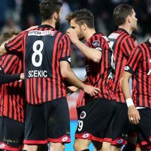 Gen&ccedil;ler Kayseri'yi yendi, ligin altı karıştı