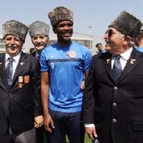 Samuel Eto'o kalpak taktı ve poz verdi!