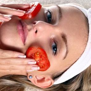 Domatesi şeker ile y&uuml;z&uuml;n&uuml;ze s&uuml;rerseniz...