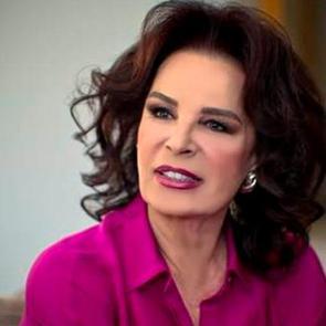 H&uuml;lya Ko&ccedil;yiğit'ten sevenlerine mesaj