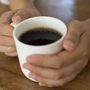 Kahvenin i&ccedil;ine bal ekleyerek i&ccedil;erseniz...