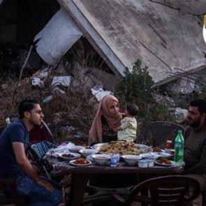 Gazze'de enkazın ortasında iftar