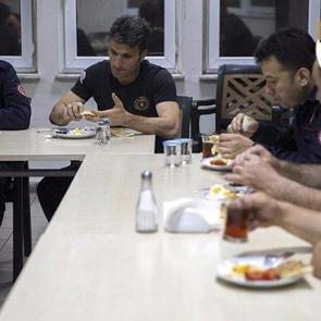 İtfaiyeciler istasyonda sahur yaptı