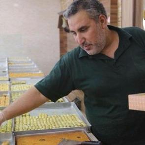 Suriyeli aile Halep tatlısını  tanıtıyor