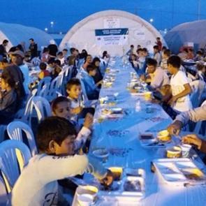Suriyeli yetim ve öksüz çocuklar için iftar
