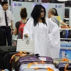 B&uuml;lent Ersoy 40 bavulla gitti, 61 bavulla d&ouml;nd&uuml;!