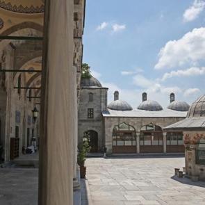 Cennetin d&ouml;rt par&ccedil;asını taşıyan cami