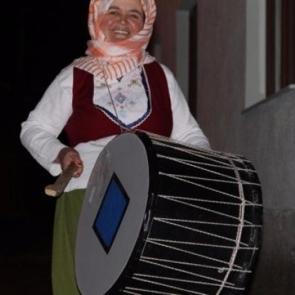 İlk sahurda kadınlar davul çaldı