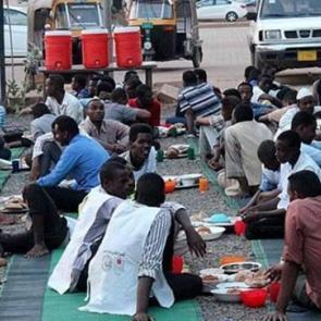 Sudan'da caddeler iftar sofralarıyla donatılıyor!