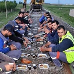 Raylar &uuml;zerinde iftar