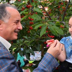 İftar sonrası kiraz bahçesi kuruldu!