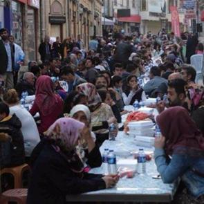 Bir kilometrelik iftar sofrası