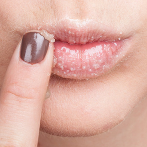 Canlı dudaklar i&ccedil;in ballı peeling!