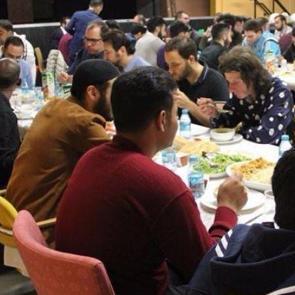 Mülteciler ile gençler aynı sofrayı paylaştı