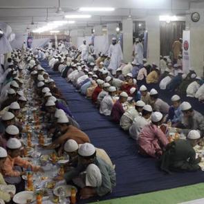 Çoluk çocuk! TİKA binlerce kişiye iftar verdi