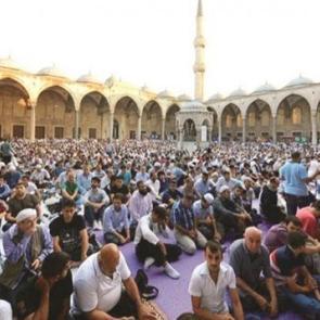 Bayram namazında Sultanahmet'teyiz