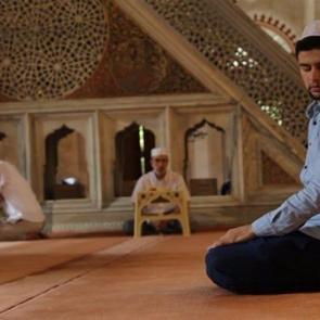 İslam beldeleri için dua ediyor