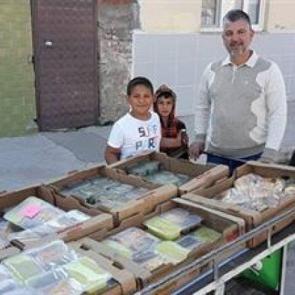 Kapı kapı dolaşıp yoksullara sıcak yemek veriyor