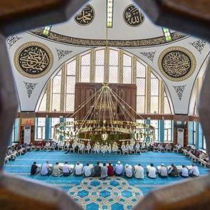 &Uuml;&ccedil; mimariyi buluşturan cami