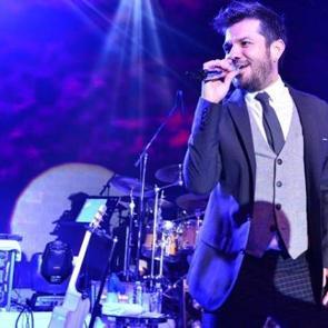 &Uuml;nl&uuml; şarkıcı Kenan Doğulu sahneden d&uuml;şt&uuml;