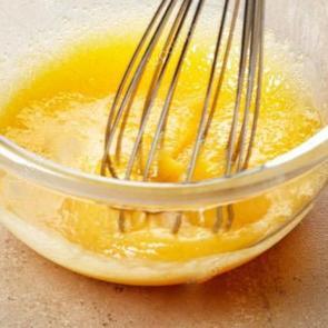 Yumurta sarısını bekletip kaşınıza s&uuml;rerseniz...