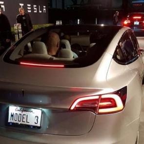 Tesla Model 3'&uuml;n ilk fotoğrafları paylaşıldı