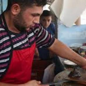 "Ütü tost" yemek için kuyruğa giriyorlar