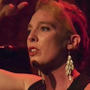 Barbara Weldens şarkı s&ouml;ylerken &ouml;ld&uuml;!