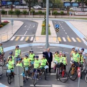 Anneler ve &ccedil;ocuklar bisiklet s&uuml;rmeyi &ouml;ğreniyor