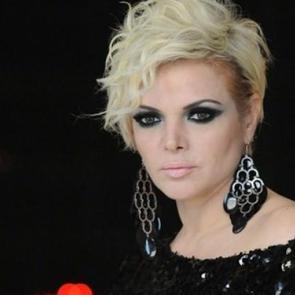 &Uuml;nl&uuml; şarkıcıdan k&ouml;t&uuml; haber...