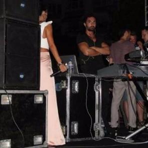 &Uuml;nl&uuml; şarkıcıdan alkış alan hareket! Terk etti