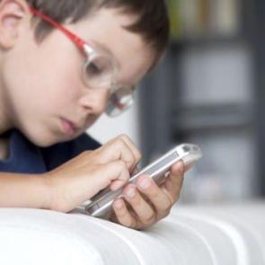 Sadece g&uuml;nd&uuml;z &ccedil;alışan akıllı telefon &uuml;retildi