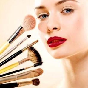 Suya ve g&uuml;neşe dayanıklı bir makyaj i&ccedil;in...