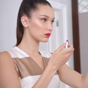 Bella Hadid doğal g&uuml;zelliğini nasıl koruyor?