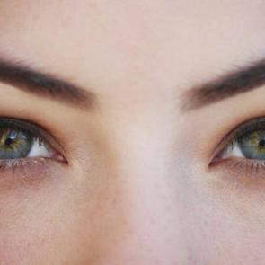 Kaşları g&uuml;rleştiren doğal bakım k&uuml;rleri