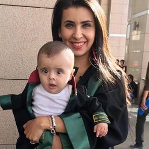 D&uuml;nyanın en minik avukatı duruşmalara giriyor