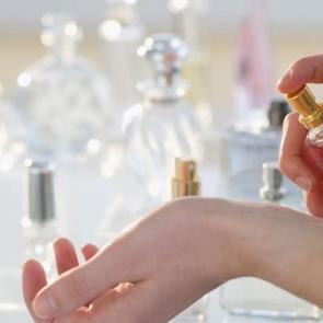 Kadınların yanından ayırmadığı 5 v&uuml;cut spreyi