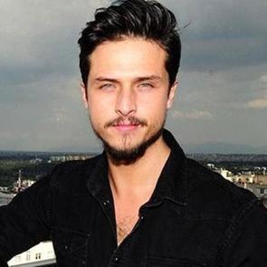 &Uuml;nl&uuml; oyuncu G&ouml;khan Keser hastaneye kaldırıldı! Sağlık durumu nasıl?