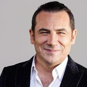 &Uuml;nl&uuml; şarkıcı Ferhat G&ouml;&ccedil;er doktorluktan istifa etti!