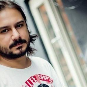 Emrah Serbes kimdir? Aslen nereli ve ka&ccedil; yaşında?