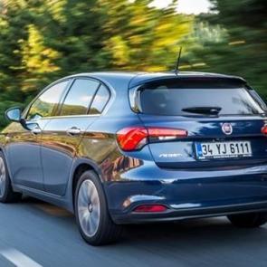 Vergi zammının kıyısındaki otomobiller