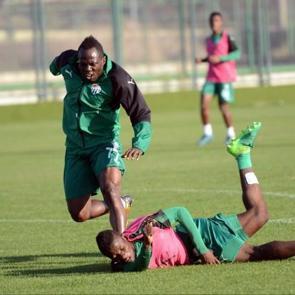 Bursaspor'da Badu 3 hafta yok!