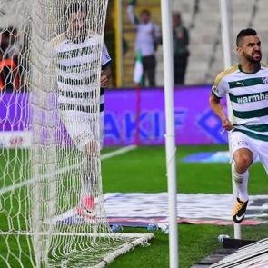 Bursaspor 10 kişiyle Osmanlıspor'u devirdi