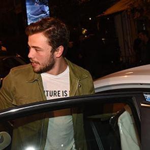 S&ouml;z dizisi oyuncusu Tolga Sarıtaş kaza sonrası ilk kez g&ouml;r&uuml;nt&uuml;lendi