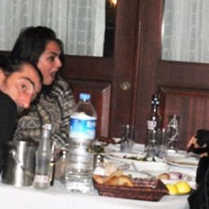 &Uuml;nl&uuml; isimden hayranlarını &uuml;zen g&ouml;r&uuml;nt&uuml;!