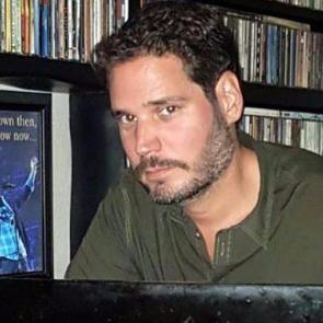 Merdivenlerden d&uuml;şen &uuml;nl&uuml; DJ hayatını kaybetti