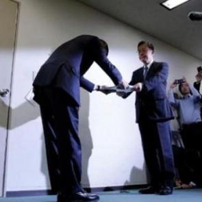 D&uuml;nyanın g&ouml;z&uuml; &ouml;n&uuml;nde b&ouml;yle teslim etti