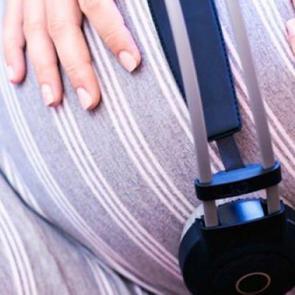 Hamileyken m&uuml;zik dinlemenin etkisi nedir?